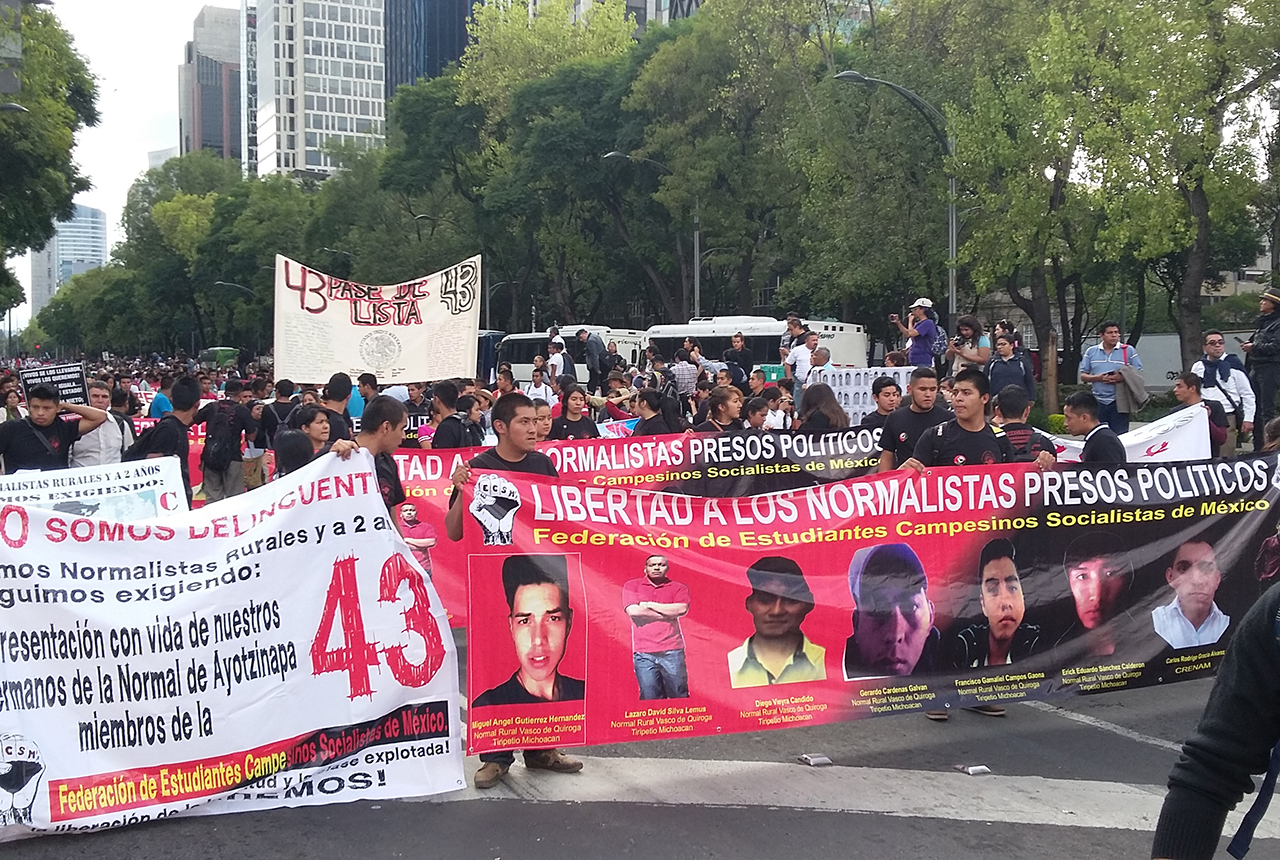 Marcha por los 43 estudiantes desaparecidos en Ayotzinapa