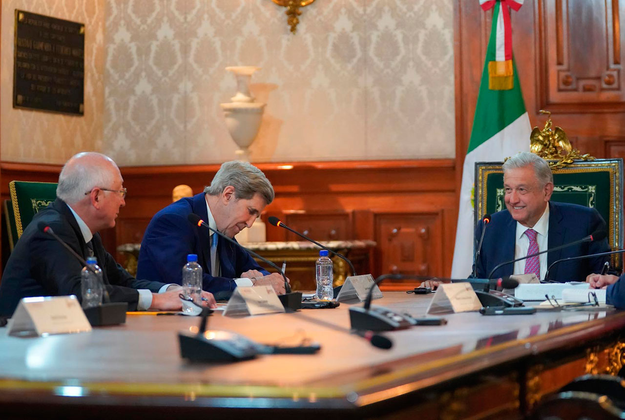Andrés Manuel López Obrador y John Kerry